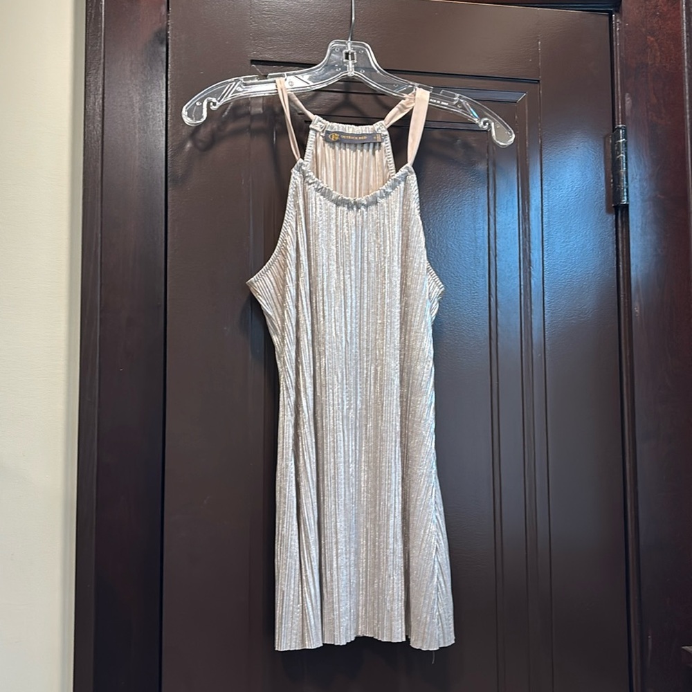 Special Occassion Trapeze Top
Size Small
Color gold/silver
100% polyester